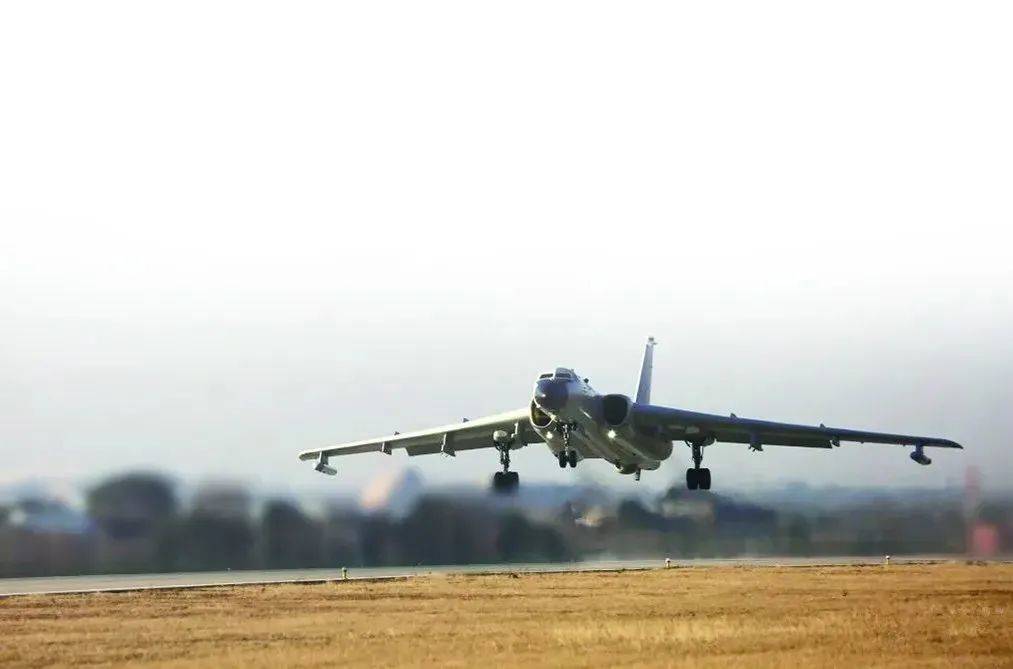 轰-6K起飞视频,揭示战略轰炸机的非凡魅力与强大实力,战略轰炸机轰-6K的非凡魅力与强大实力展示,起飞瞬间震撼视频揭秘