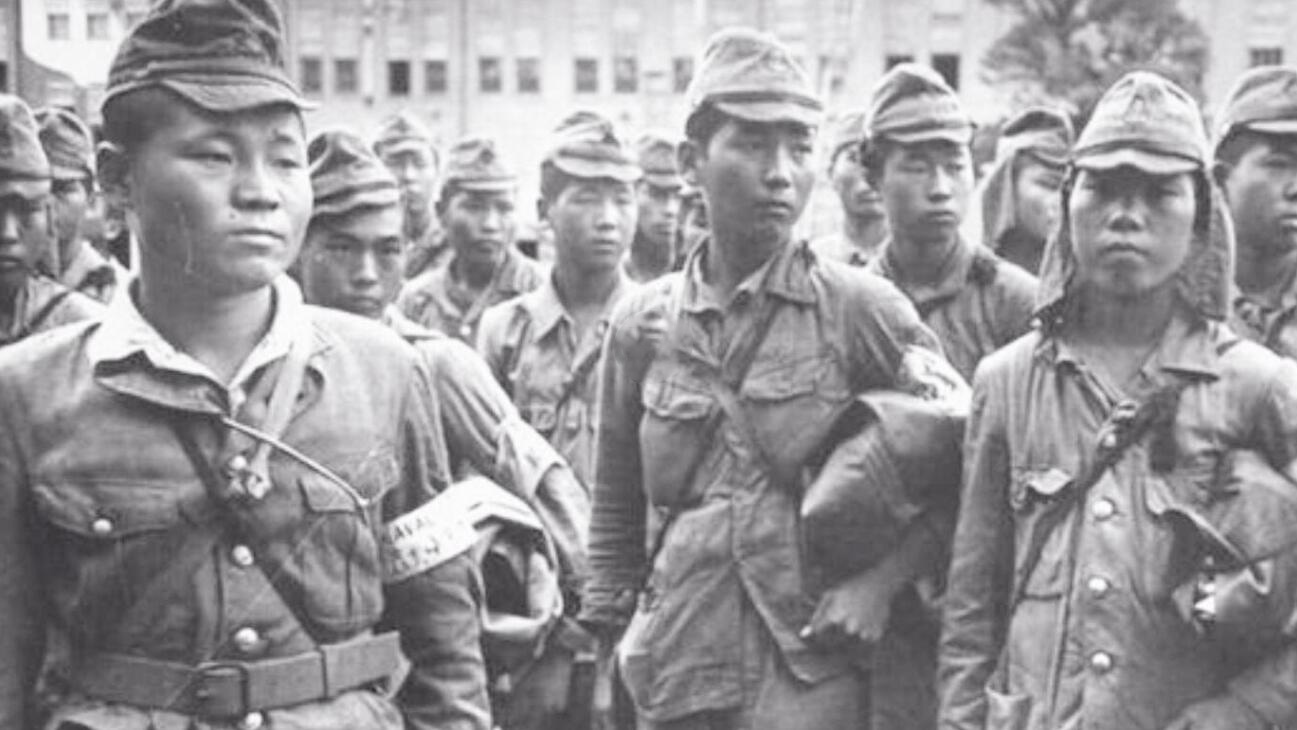 日本军人与中国军人的对比，孰强孰弱？，日本军人与中国军人的对比，孰强孰弱？深度解析两军实力差异。