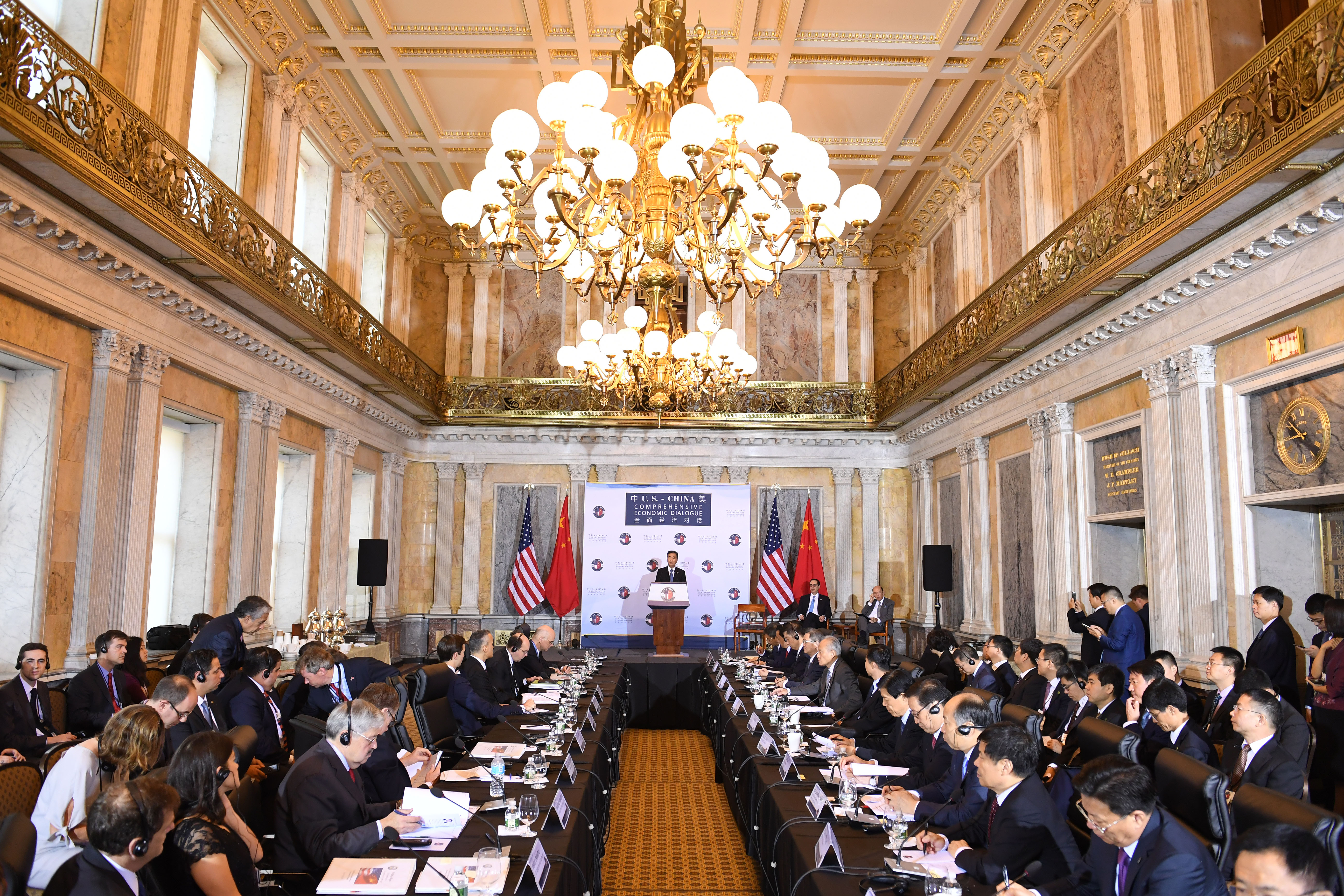 美中，两国之间的交流与展望，中美交流与展望，未来展望与深化合作之路