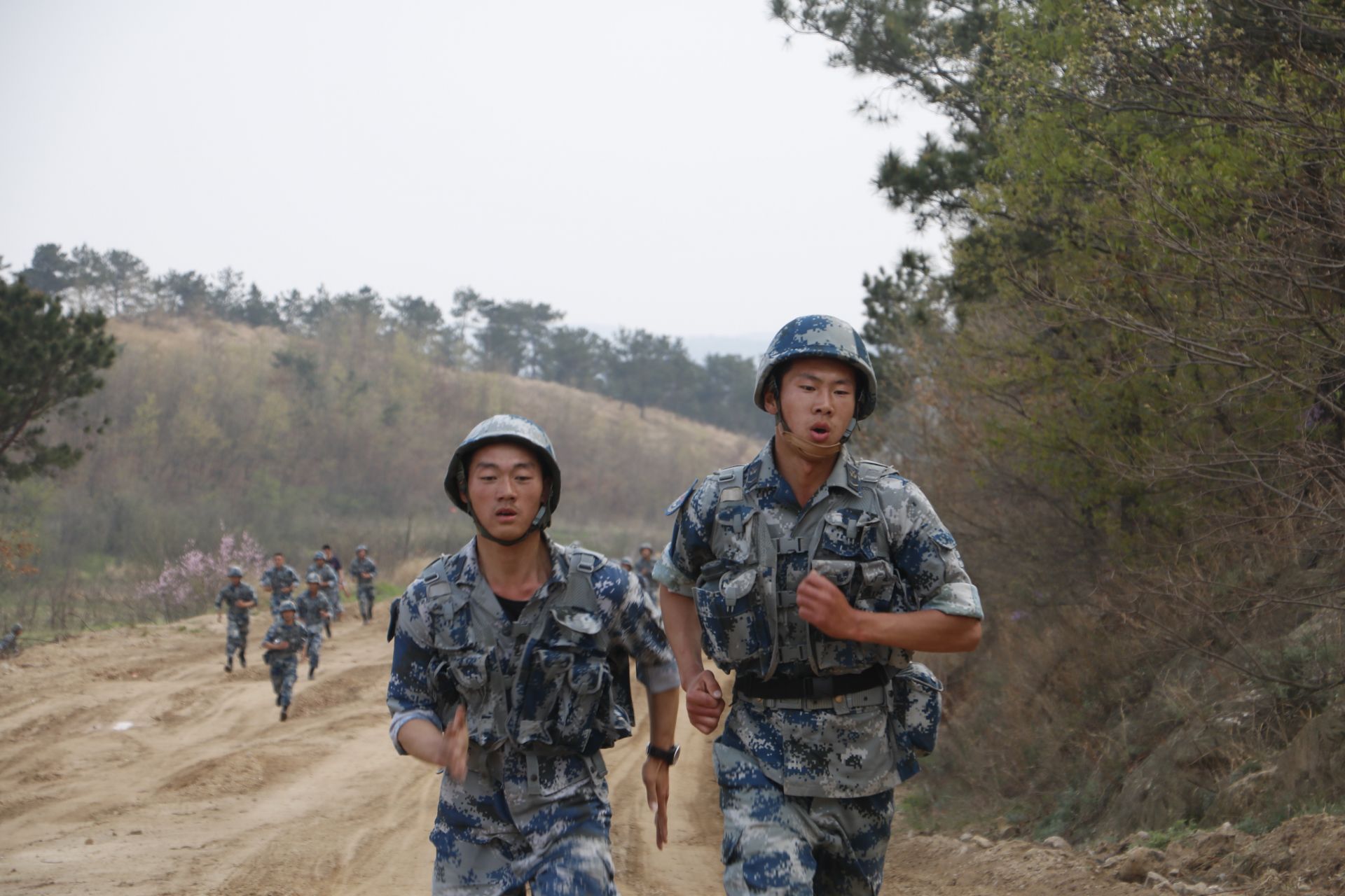 空降兵15军尖子连队，英勇善战，锤炼精英，空降兵尖子连队英勇锤炼精英战士