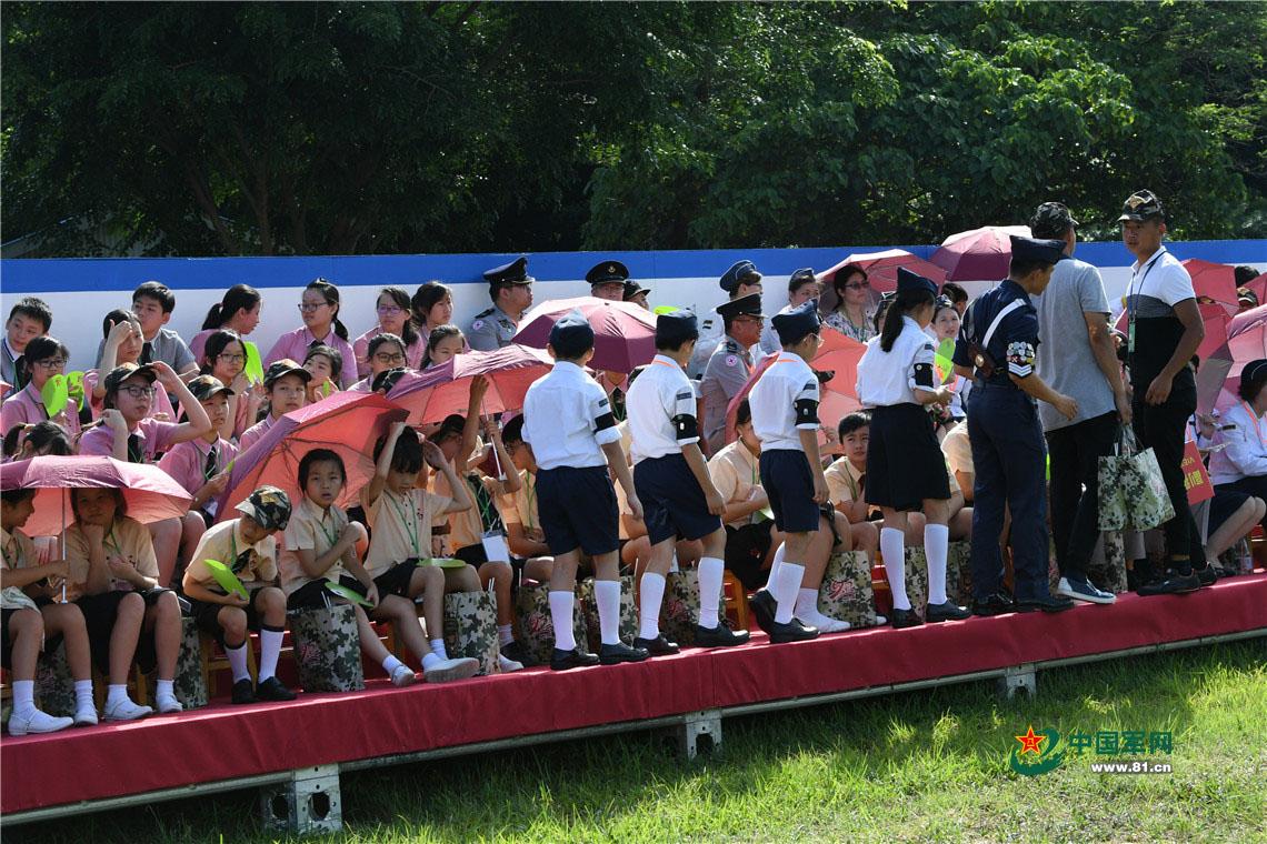 石岗军营里的树，图片中的故事与象征，石岗军营绿树，图片背后的故事与象征