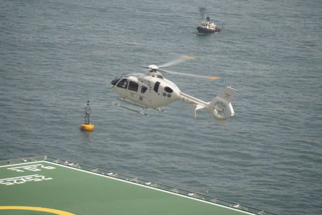 直升机起飞,力量与技术的完美结合,直升机腾飞,力量与技术的巅峰融合