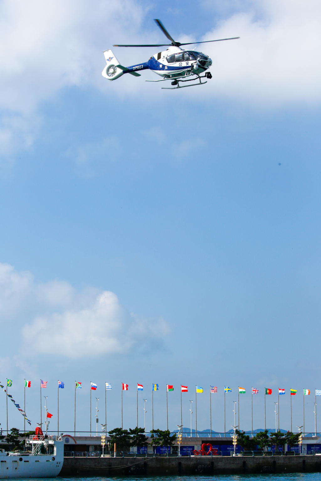 直升机起飞,力量与技术的完美结合,直升机腾飞,力量与技术的巅峰融合