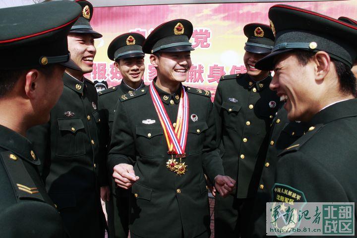 辽宁舰服役于中国海军东海战区,辽宁舰服役东海战区,中国海军力量再升级