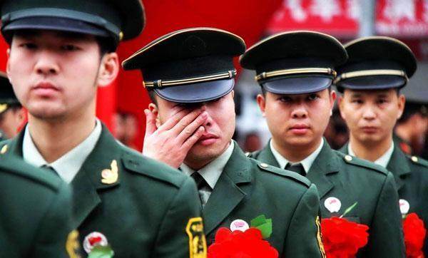 军官升不上去必须退伍吗,多重因素下的决策分析,军官晋升受阻是否必须退伍?多重因素下的决策探讨