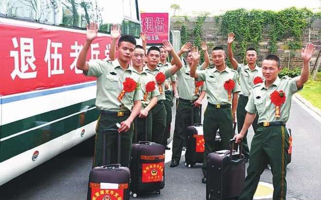 军官升不上去必须退伍吗,多重因素下的决策分析,军官晋升受阻是否必须退伍?多重因素下的决策探讨