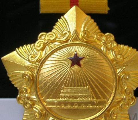 八一勋章,荣耀赋予最近崭露头角的英雄,八一勋章,荣耀赋予崭露头角英雄的称号