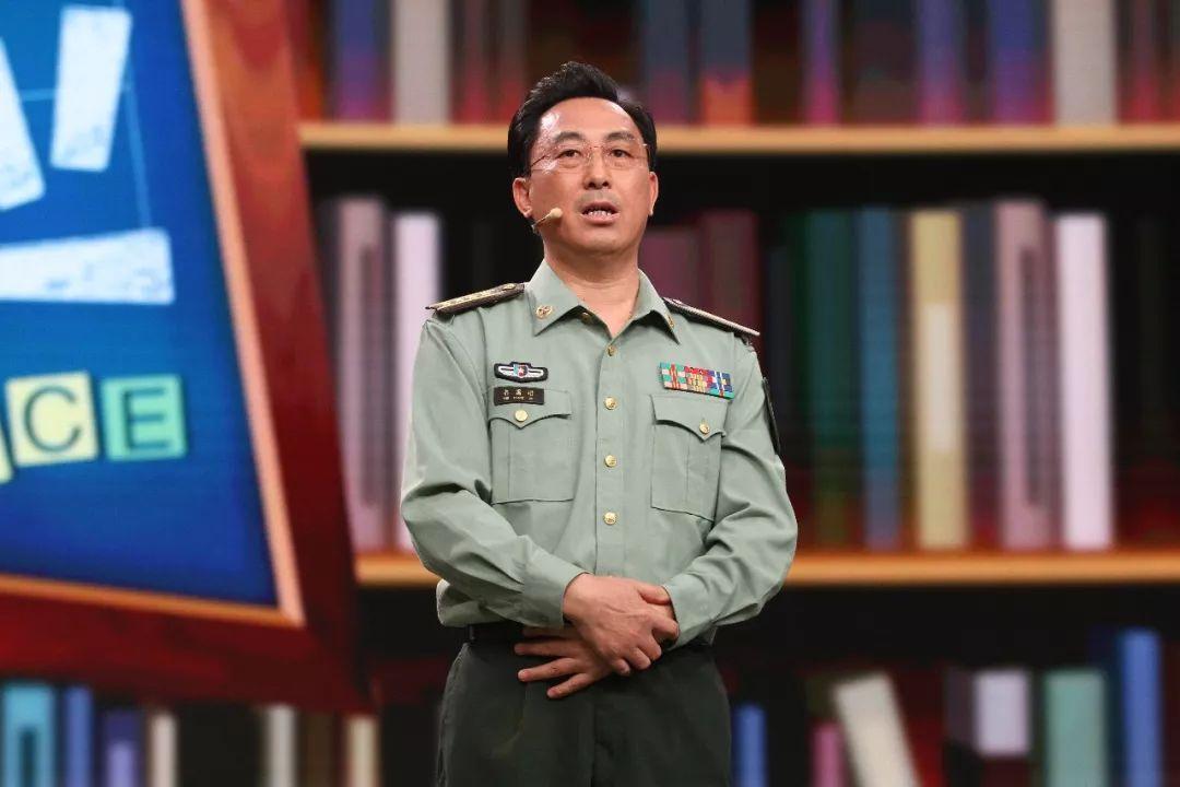 八一勋章个人奖励,荣誉背后的力量与担当,八一勋章背后的力量与担当,荣誉与责任的双重承载