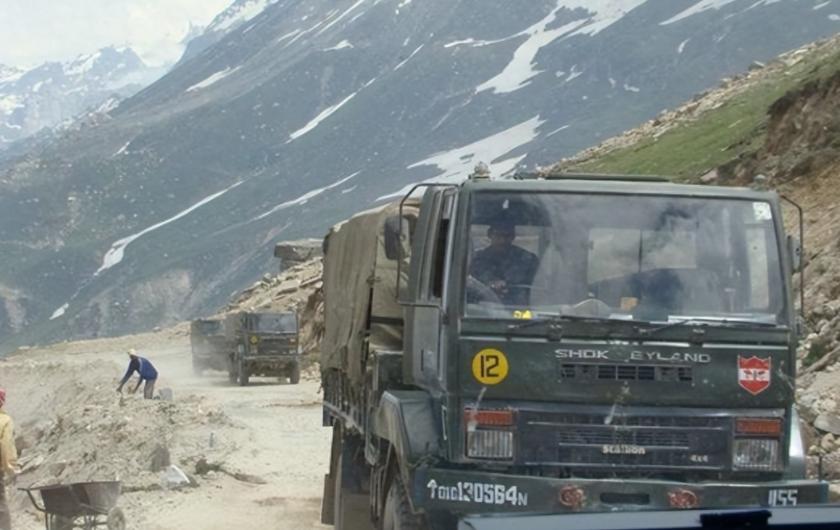 关于我国海军的新宠——075型两栖攻击舰是否等同于航母的探讨,我国海军新宠,075型两栖攻击舰与航母的对比探讨