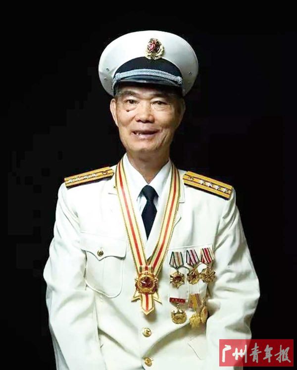 解放军八一勋章获得者的荣耀与担当,解放军八一勋章获得者,荣耀与担当的典范