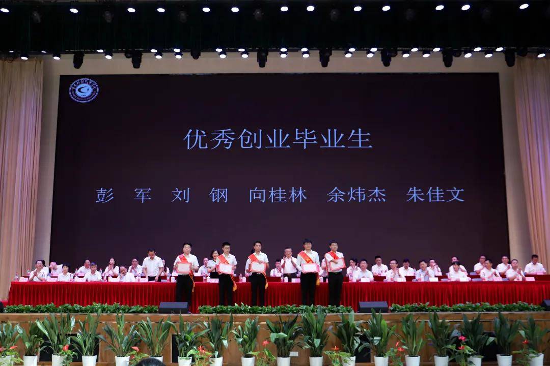 猎人学校的毕业仪式,荣耀与成长的见证,猎人学校毕业仪式,荣耀时刻,见证成长之路