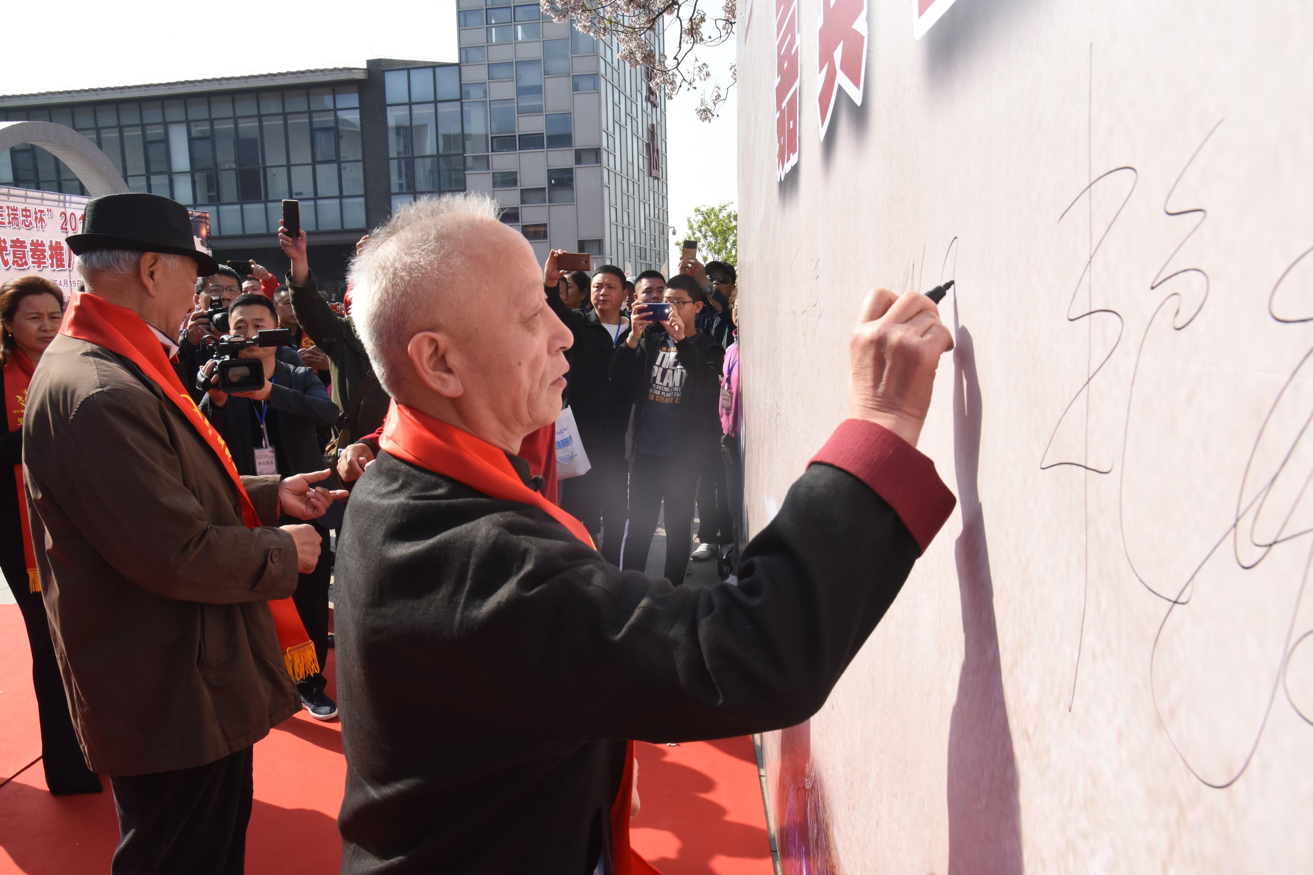 王中王手机论坛一肖图,深度探讨与解析,王中王手机论坛一肖图深度解析探讨