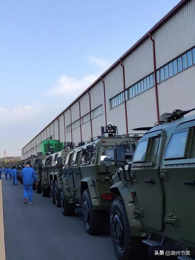 解放军主战装甲车的力量与荣耀,解放军主战装甲车的力量与风采展现