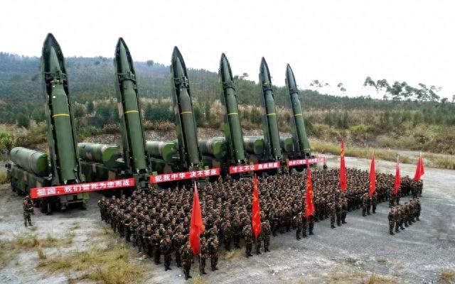 火箭军与陆军军服,中国国防力量的双重象征,中国国防力量的双重象征,火箭军与陆军军服