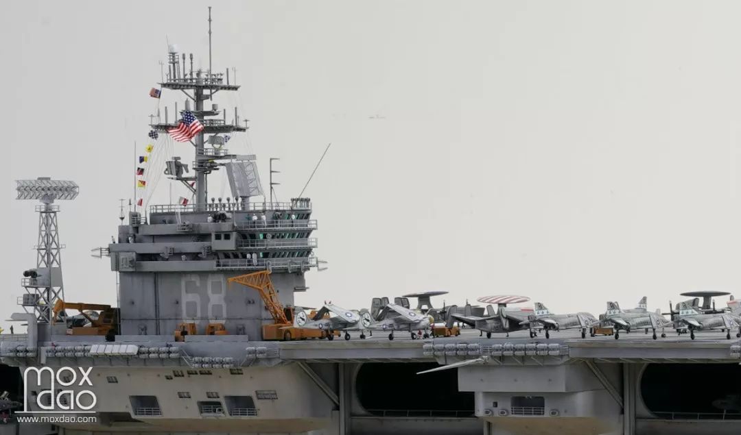 如何形容航空母舰模型,雄伟、精细、科技力量的缩影,航空母舰模型,雄伟精细,科技力量的缩影