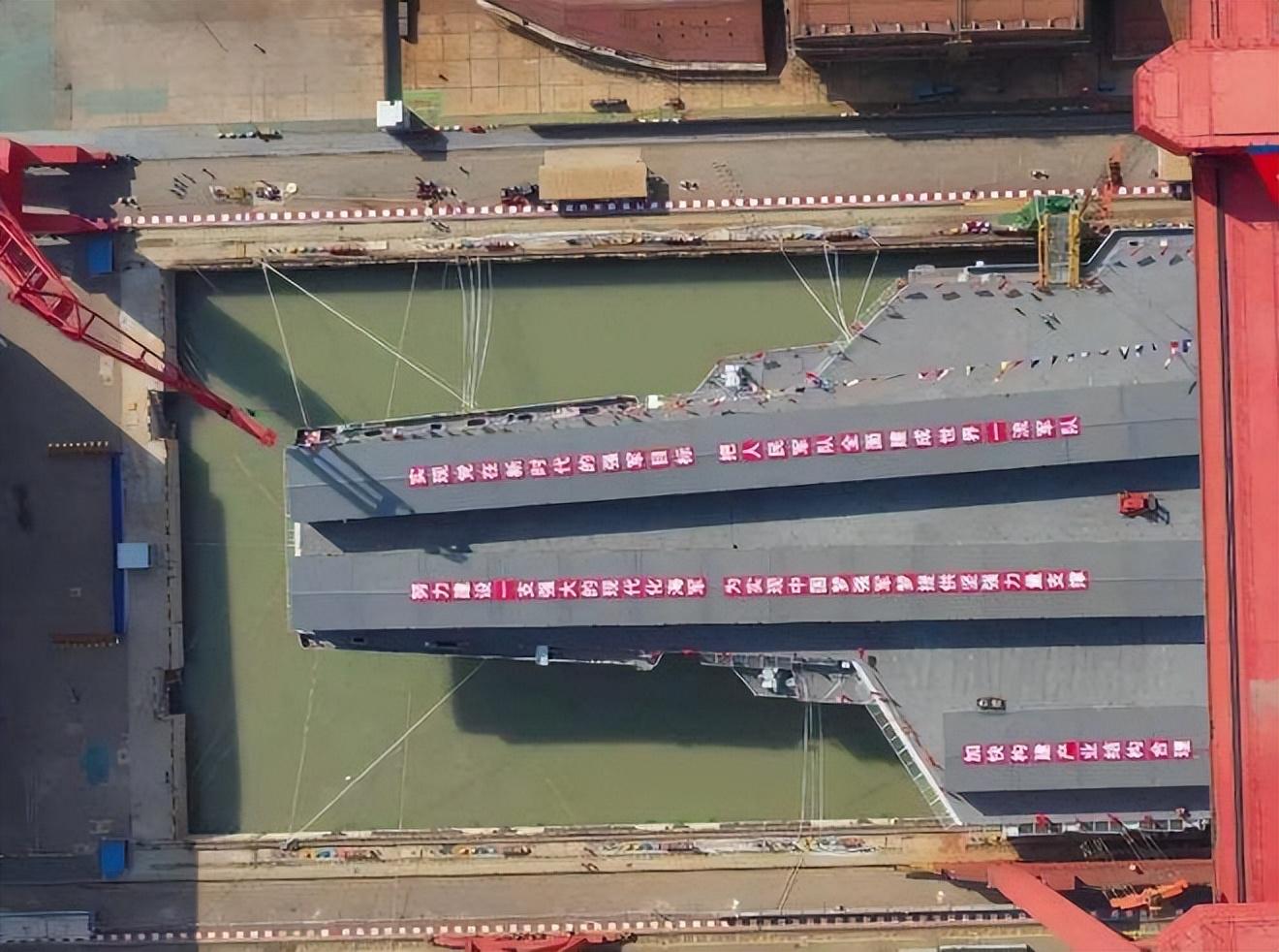 我国海军新里程碑,第三艘航母下水仪式隆重举行,我国海军新里程碑,第三艘航母下水仪式盛大举行