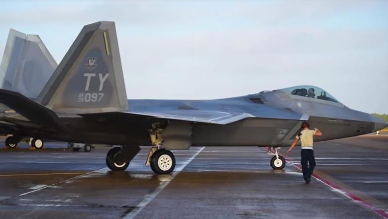 揭秘F-22猛禽战斗机的震撼视频,揭秘震撼人心的F-22猛禽战斗机视频实录