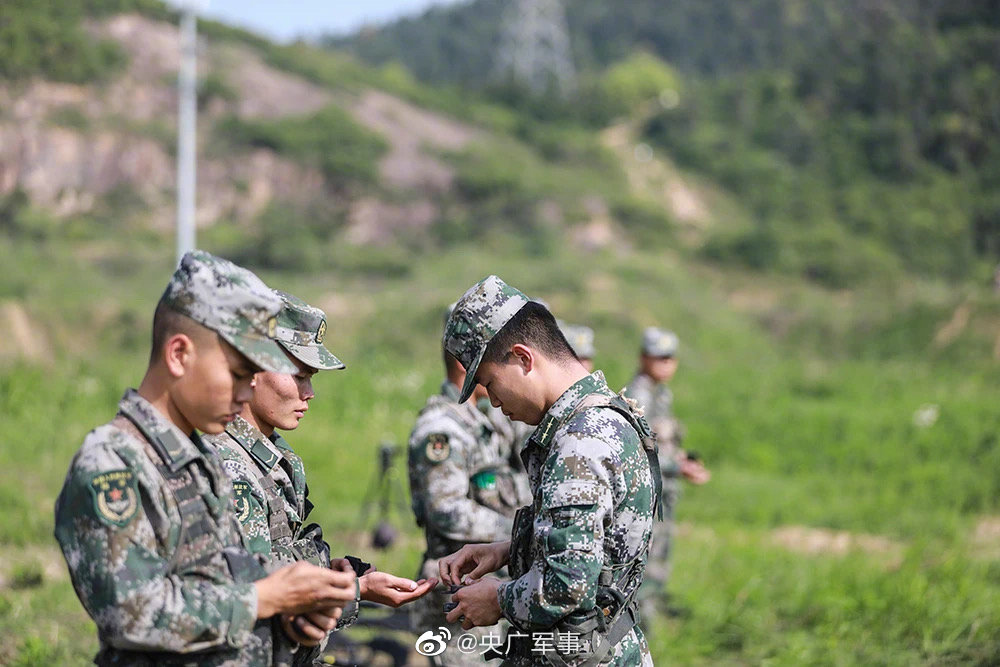 火箭军换发新军服,告别陆军松枝绿,展现新时代风采,火箭军换发新军服,展现新时代风采,告别陆军松枝绿