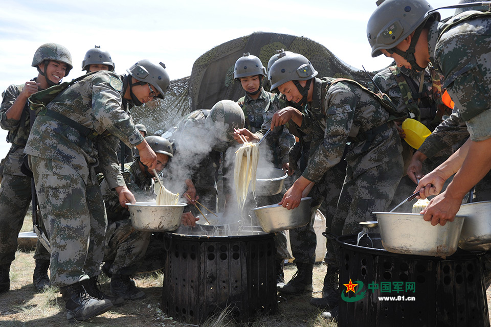 炊事兵之歌,朱日和军演中的送饭英雄,朱日和军演中的炊事兵之歌,送饭英雄赞歌