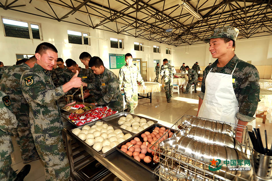 炊事兵之歌,朱日和军演中的送饭英雄,朱日和军演中的炊事兵之歌,送饭英雄赞歌