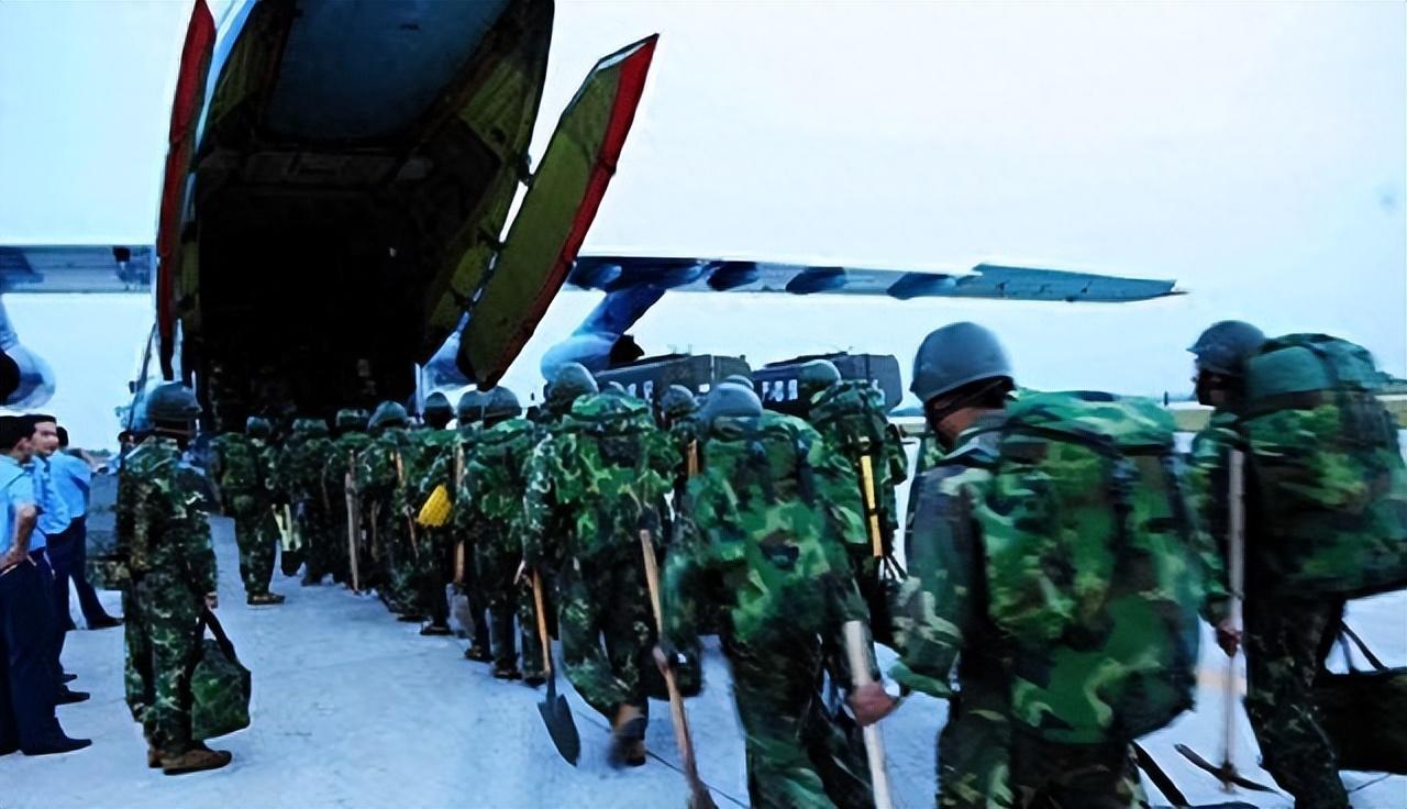 揭秘空降兵第十五军,英勇形象的图片展示,揭秘第十五军空降兵,英勇形象图片展示