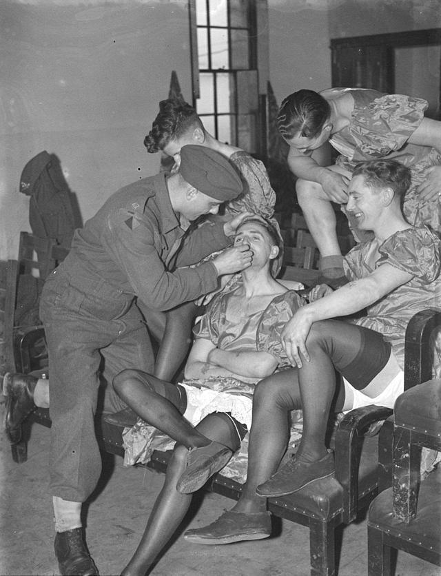 英军女兵,突破传统走向荣耀,英军女兵突破传统,迈向荣耀之路