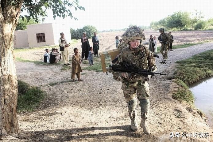 英军女兵,突破传统走向荣耀,英军女兵突破传统,迈向荣耀之路