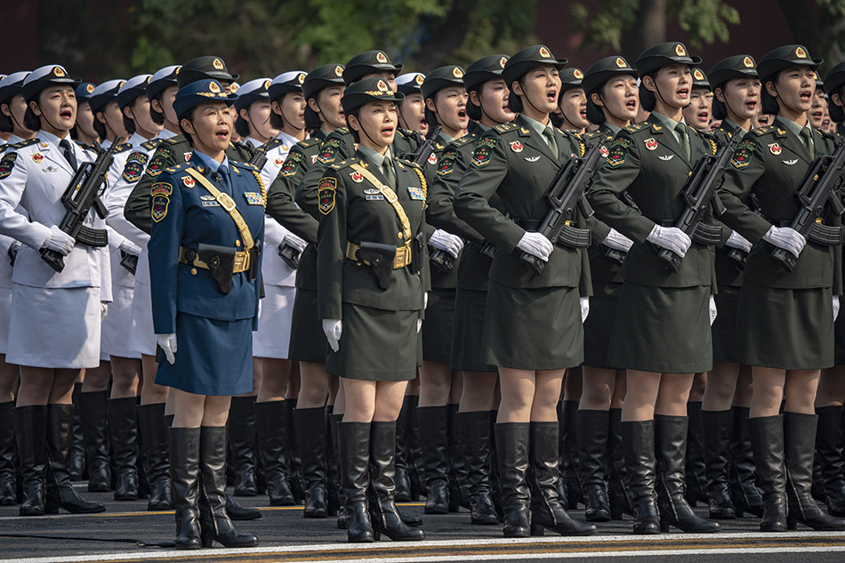 阅兵图片中的女兵,力量与荣耀的象征,阅兵女兵风采,力量与荣耀的象征