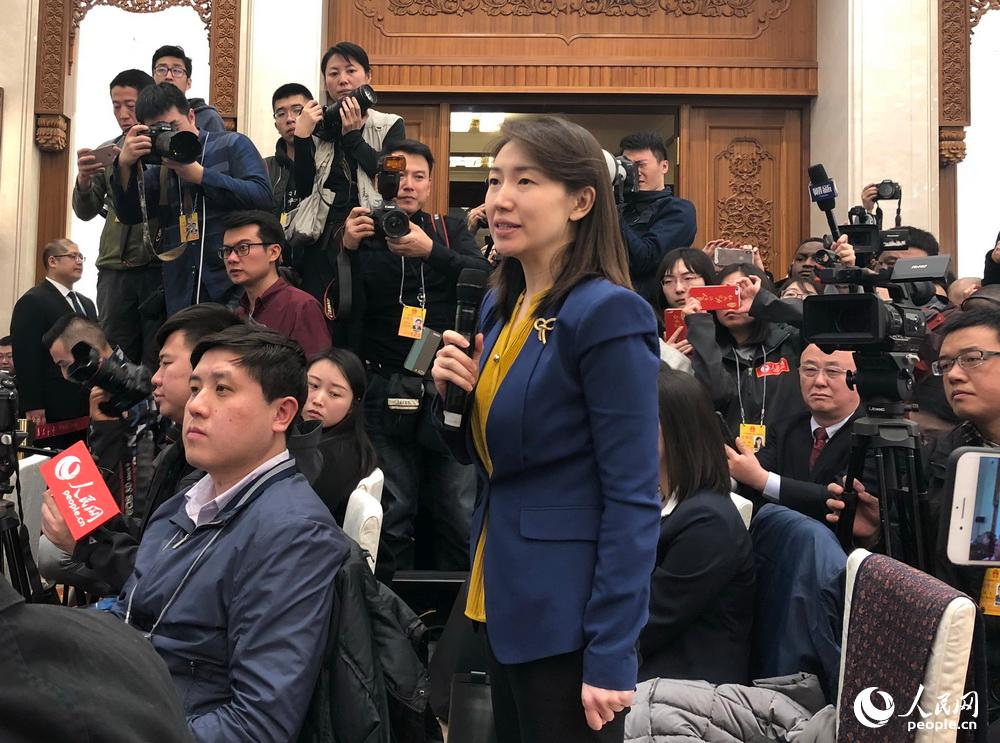 凤凰网新闻记者付裕佳,探索新闻领域的性别角色与多元身份认同,凤凰网记者付裕佳探寻新闻领域的性别角色与多元身份认同之道