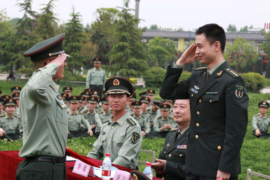 国防生与军校生晋升路径比较，哪个晋升得快？，国防生与军校生晋升路径比较，谁晋升速度更快？