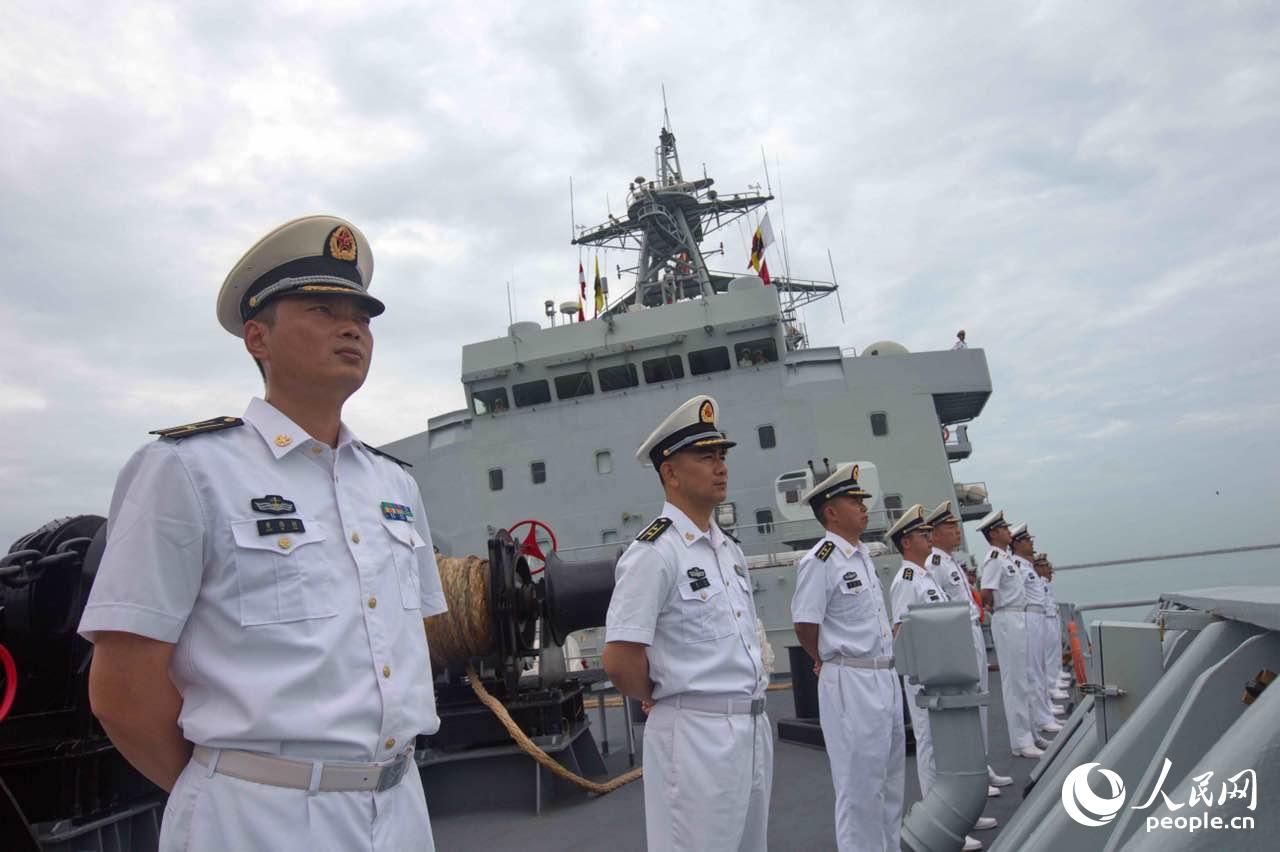 微山湖舰舰长，领航新时代的海军英雄，微山湖舰舰长领航新时代，海军英雄崭露头角