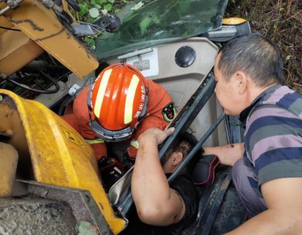 黄石车祸新闻最新消息,事故现场救援与后续处理,黄石车祸最新消息,事故现场救援与后续处理进展