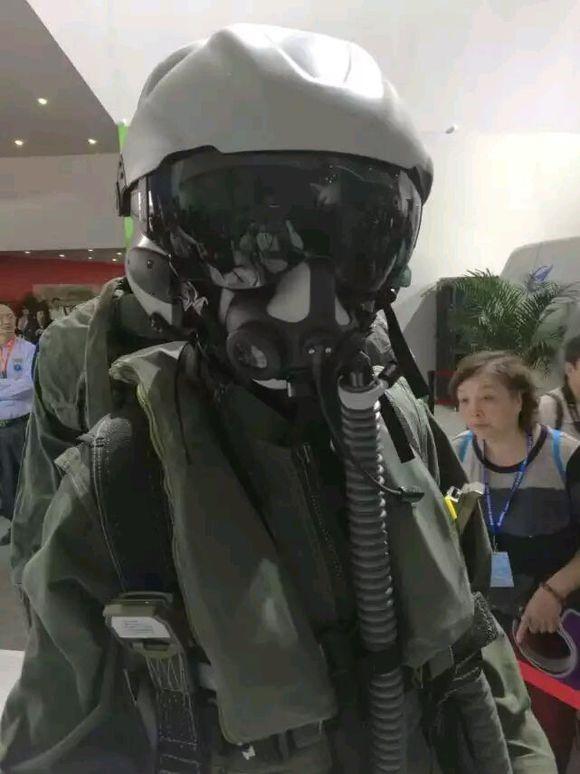 歼-10战斗机过载,空中霸主的力量展现,歼-10战斗机过载,空中霸主的力量展示