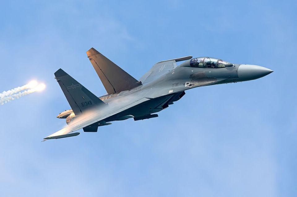 歼-16拦截外机,展现中国空军实力与决心,歼-16成功拦截外机,彰显中国空军实力与决心