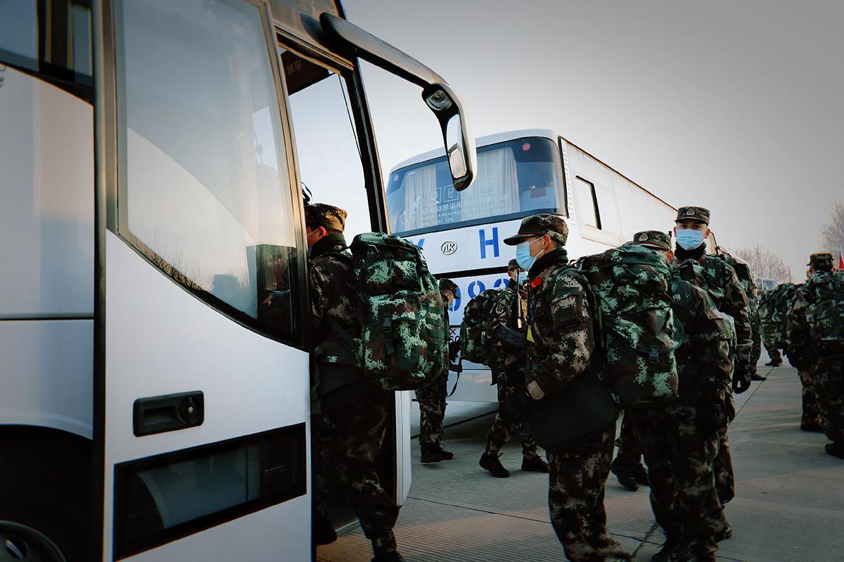 老兵新兵，训练场上的交融与成长，训练场上老兵新兵交融成长记