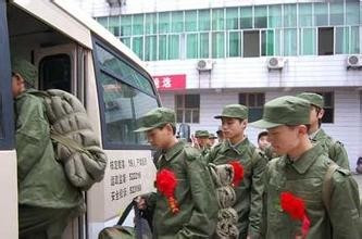 新兵第一年为啥挨打，军事训练中的挑战与适应过程，新兵第一年挨打现象解析，军事训练中的挑战与适应之路