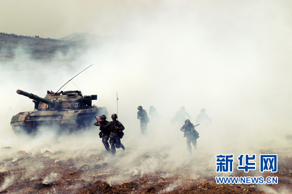 中国解放军演习中的冲锋场面,力量与荣耀的象征,中国解放军冲锋演习,力量展示与荣耀象征