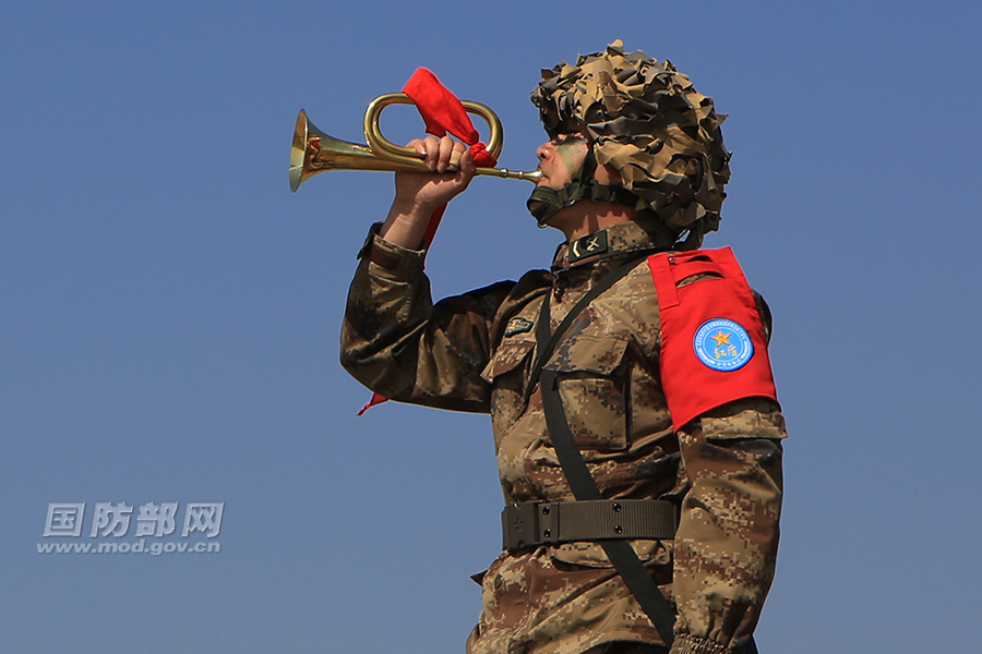 中国解放军演习中的冲锋场面,力量与荣耀的象征,中国解放军冲锋演习,力量展示与荣耀象征