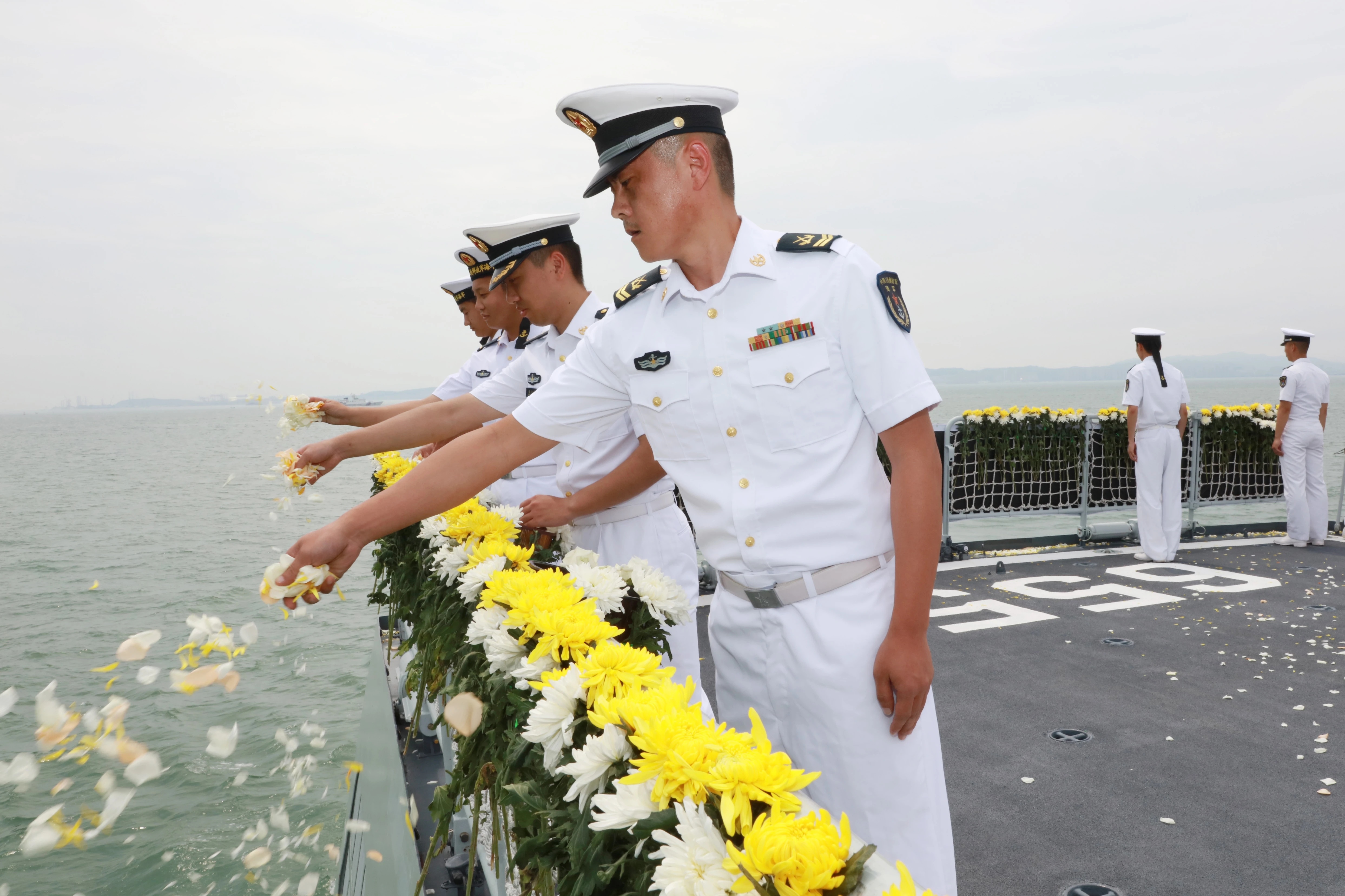 黄石舰舰长邓小全,海军精英的杰出代表,黄石舰舰长邓小全,海军精英典范