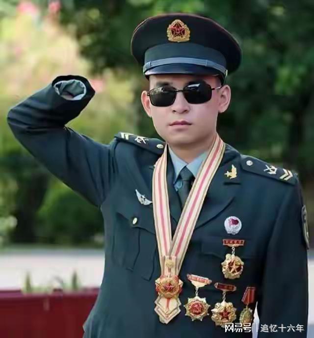 八一勋章背后的英雄事迹——杜富国的事迹,八一勋章背后的英雄传奇,杜富国的荣耀之路