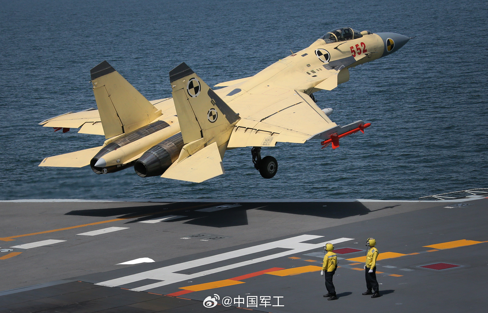 歼-15航母舰载机成功着舰,中国海军航空力量的崭新篇章,歼-15航母舰载机成功着舰,揭幕中国海军航空力量新篇章