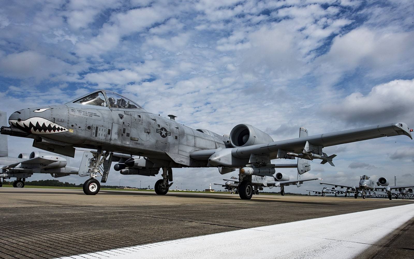 A-10攻击机首次实战纪实，雷霆一击的震撼时刻，A-10攻击机实战首秀，雷霆一击震撼瞬间