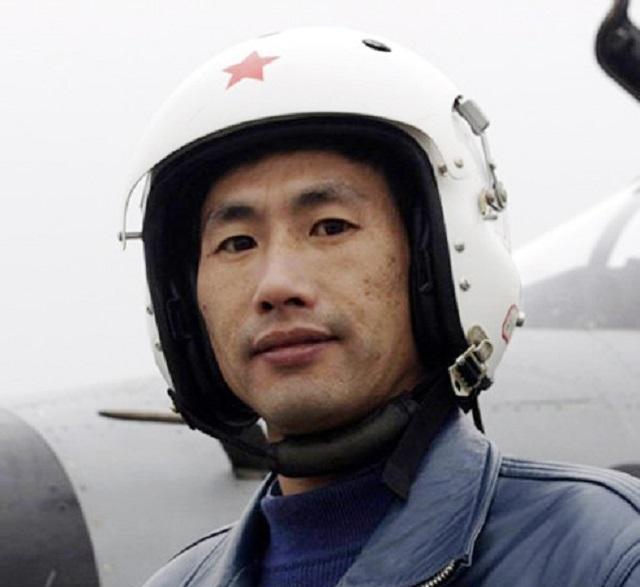 中国空军电影中的战斗机跳伞与男生们的英勇之旅,中国空军电影中的英勇跳伞之旅与男儿壮志