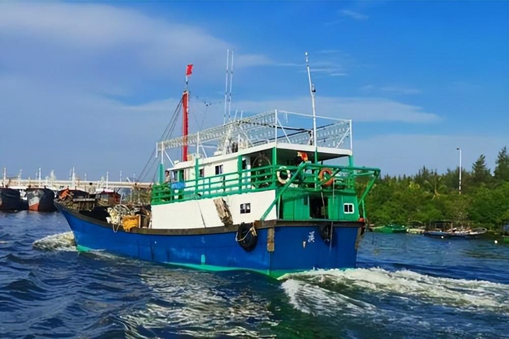 两辆导弹快艇，海上力量的速度与威力象征，两辆导弹快艇，海上力量的速度与威力之巅