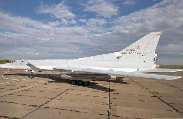 图22M3逆火轰炸机投弹视频,空中巨人的震撼展示,图22M3逆火轰炸机投弹瞬间,空中巨人的震撼投弹展示视频