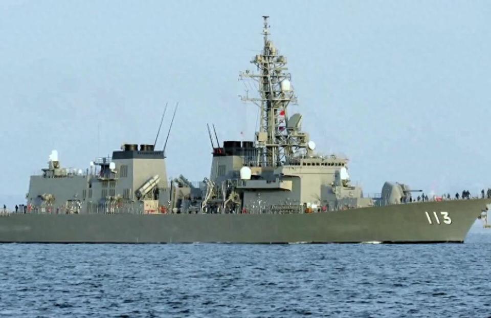 日本大批战舰进入台湾海峡，地区安全的复杂动态，日本战舰密集进入台湾海峡，地区安全局势紧张升级