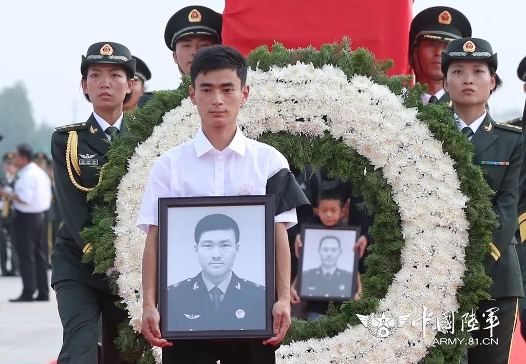 盛建忠旅长机场迎接二位英雄，荣耀时刻，军民情深，军民情深，盛建忠旅长机场迎接英雄荣耀时刻