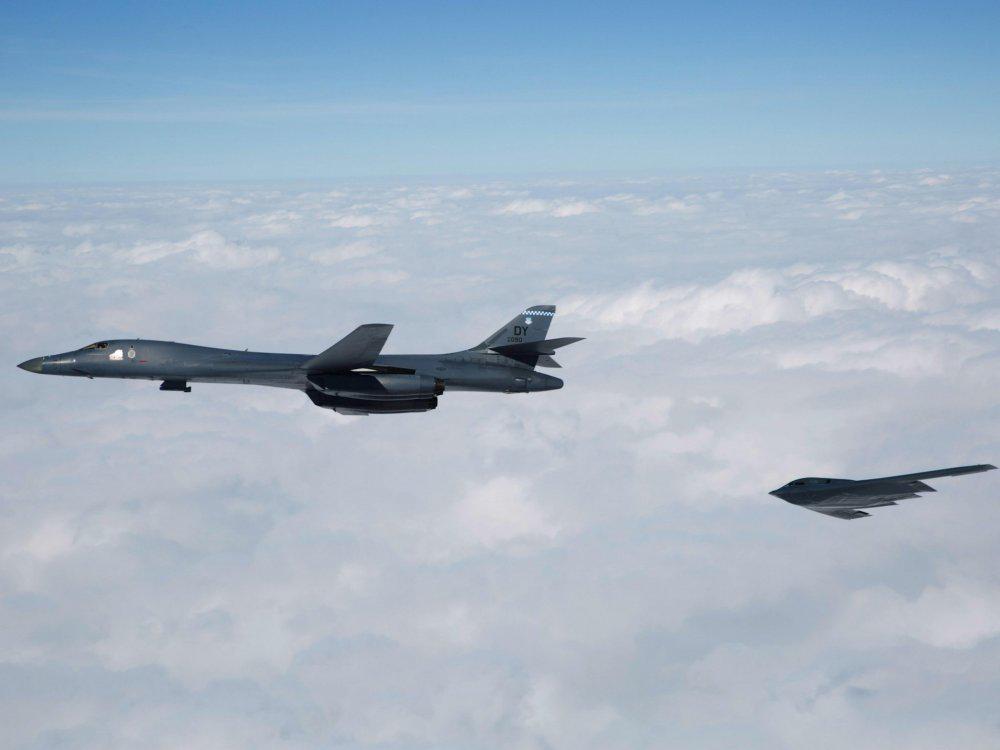 美空军两架轰炸机绕行南海一圈,区域安全动态与战略意图探析,南海绕航行动背后的战略意图与区域安全动态探析,美空军轰炸机行动解析