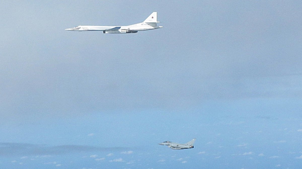 美空军两架轰炸机绕行南海一圈,区域安全动态与战略意图探析,南海绕航行动背后的战略意图与区域安全动态探析,美空军轰炸机行动解析