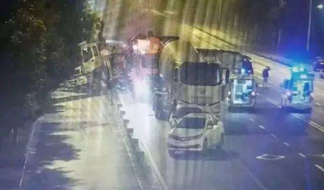 上海昨天发生重大交通事故,深度分析与反思,上海重大交通事故的背后,深度分析与反思